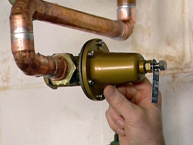 Fontanero para instalación de reductores de presión de agua